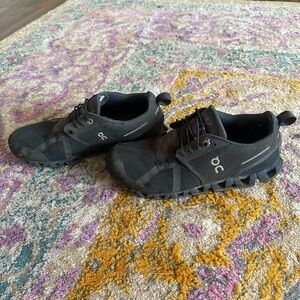 Women’s black on cloud tennis shoes size 7.5